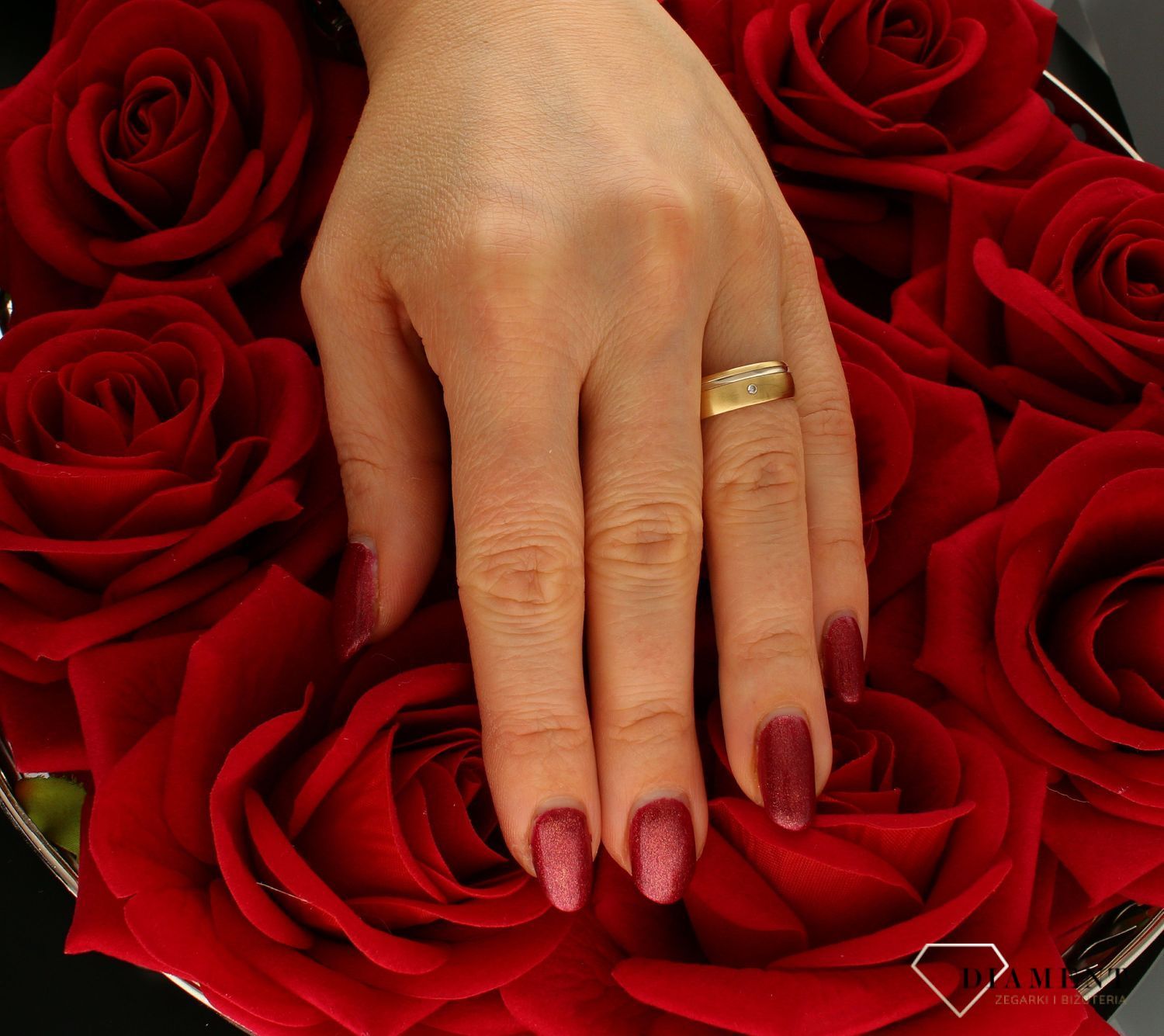 Złota obrączka damska półokrągła 6 mm – Matowa z białym paskiem i cyrkonią  Rozmiar 16.jpg